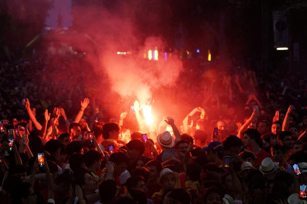 Miles de aficionados siguen la final de la Eurocopa en Valladolid  / ICAL