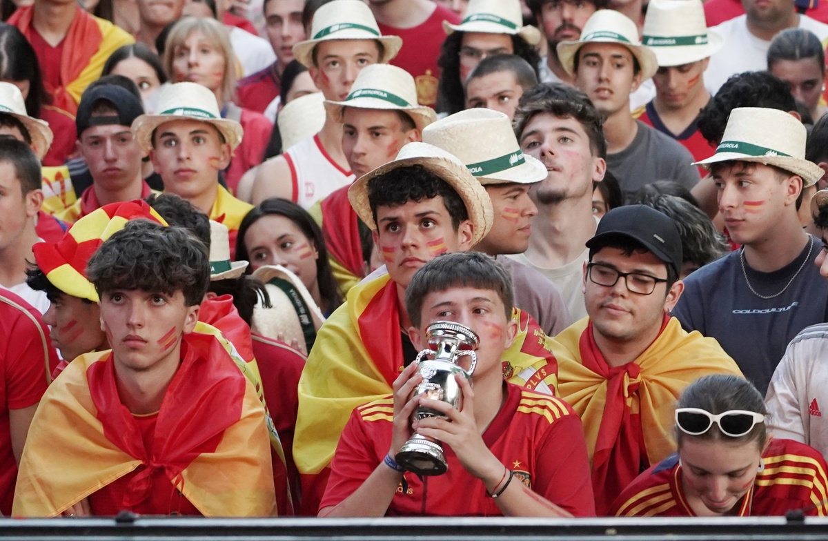 Miles de aficionados siguen la final de la Eurocopa en Valladolid  / ICAL