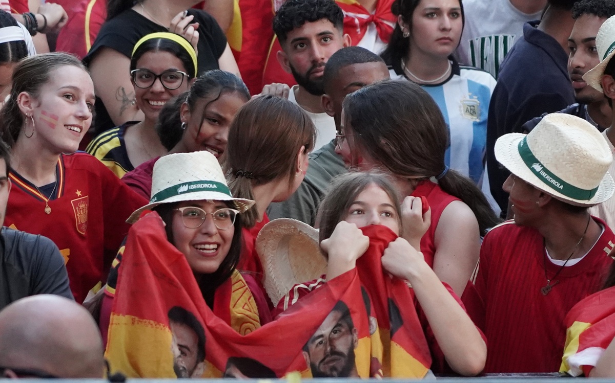 Miles de aficionados siguen la final de la Eurocopa en Valladolid  / ICAL