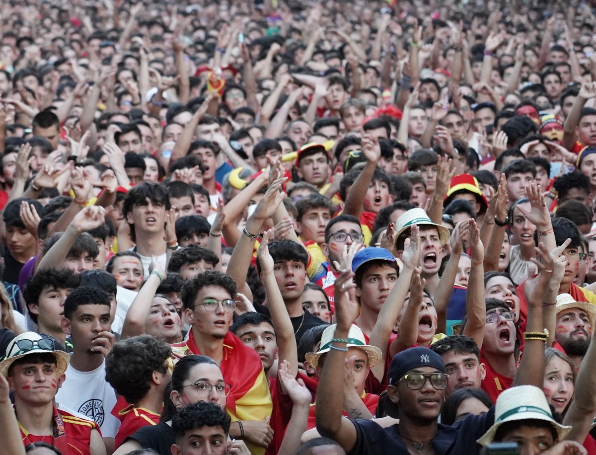 Miles de aficionados siguen la final de la Eurocopa en Valladolid  / ICAL