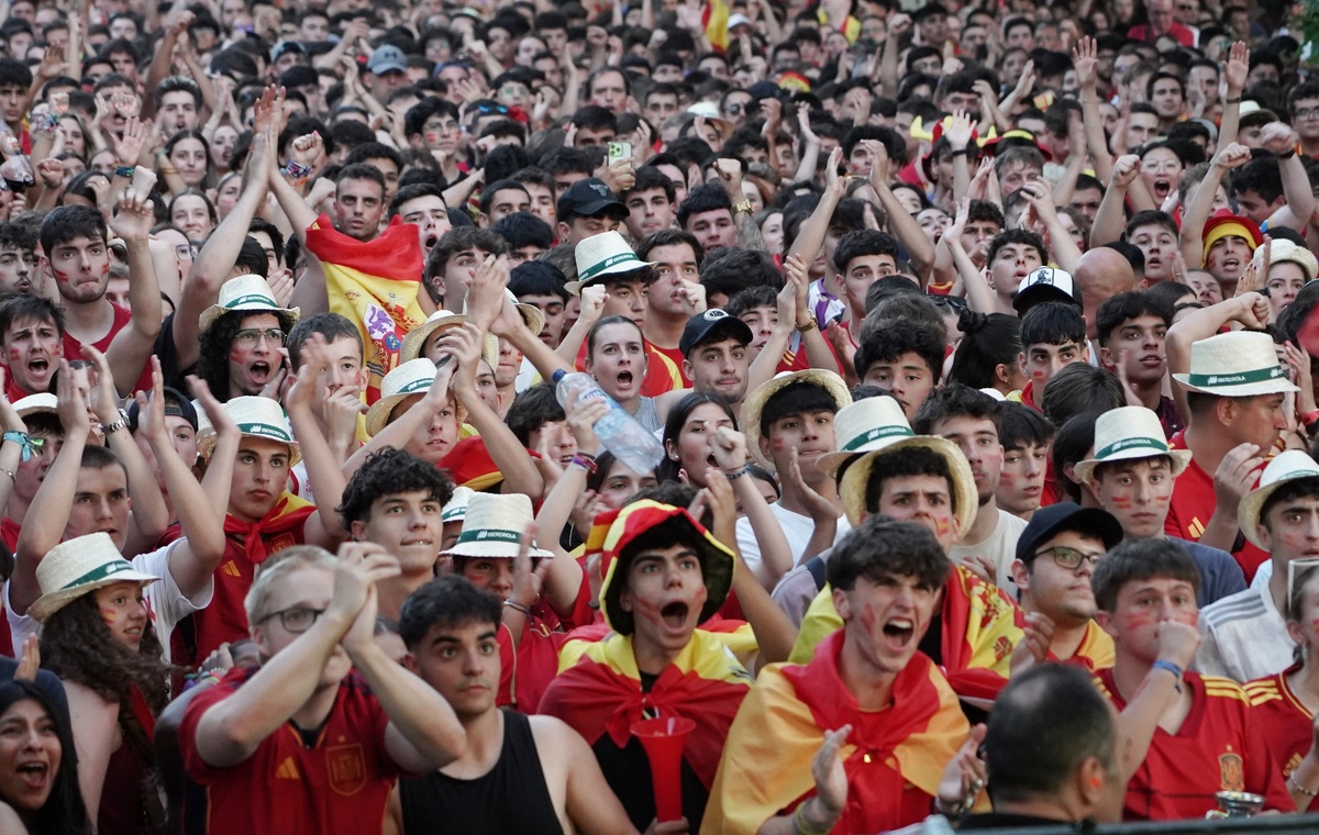 Miles de aficionados siguen la final de la Eurocopa en Valladolid  / ICAL