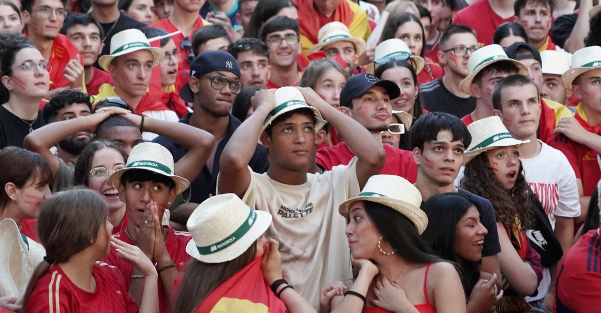 Miles de aficionados siguen la final de la Eurocopa en Valladolid  / ICAL