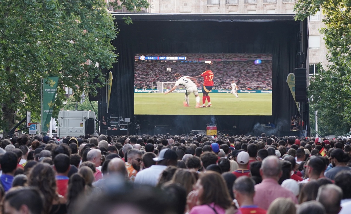 Miles de aficionados siguen la final de la Eurocopa en Valladolid  / ICAL