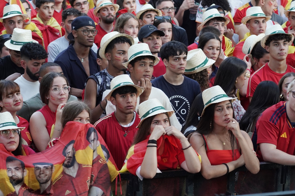 Miles de aficionados siguen la final de la Eurocopa en Valladolid  / ICAL