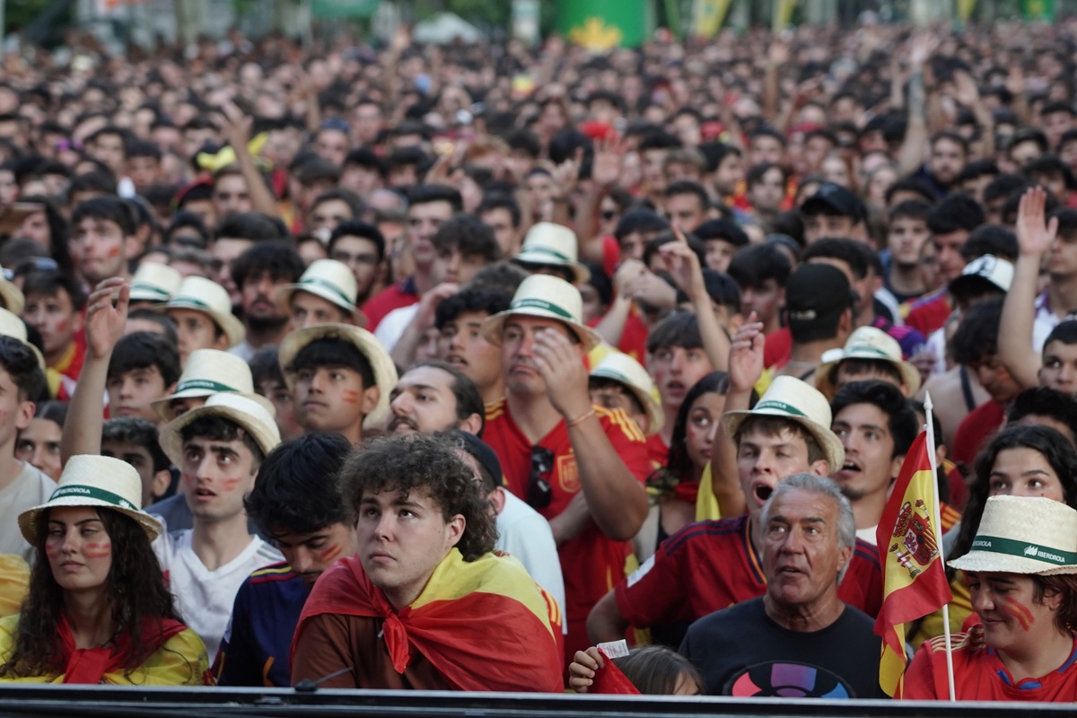 Miles de aficionados siguen la final de la Eurocopa en Valladolid  / ICAL