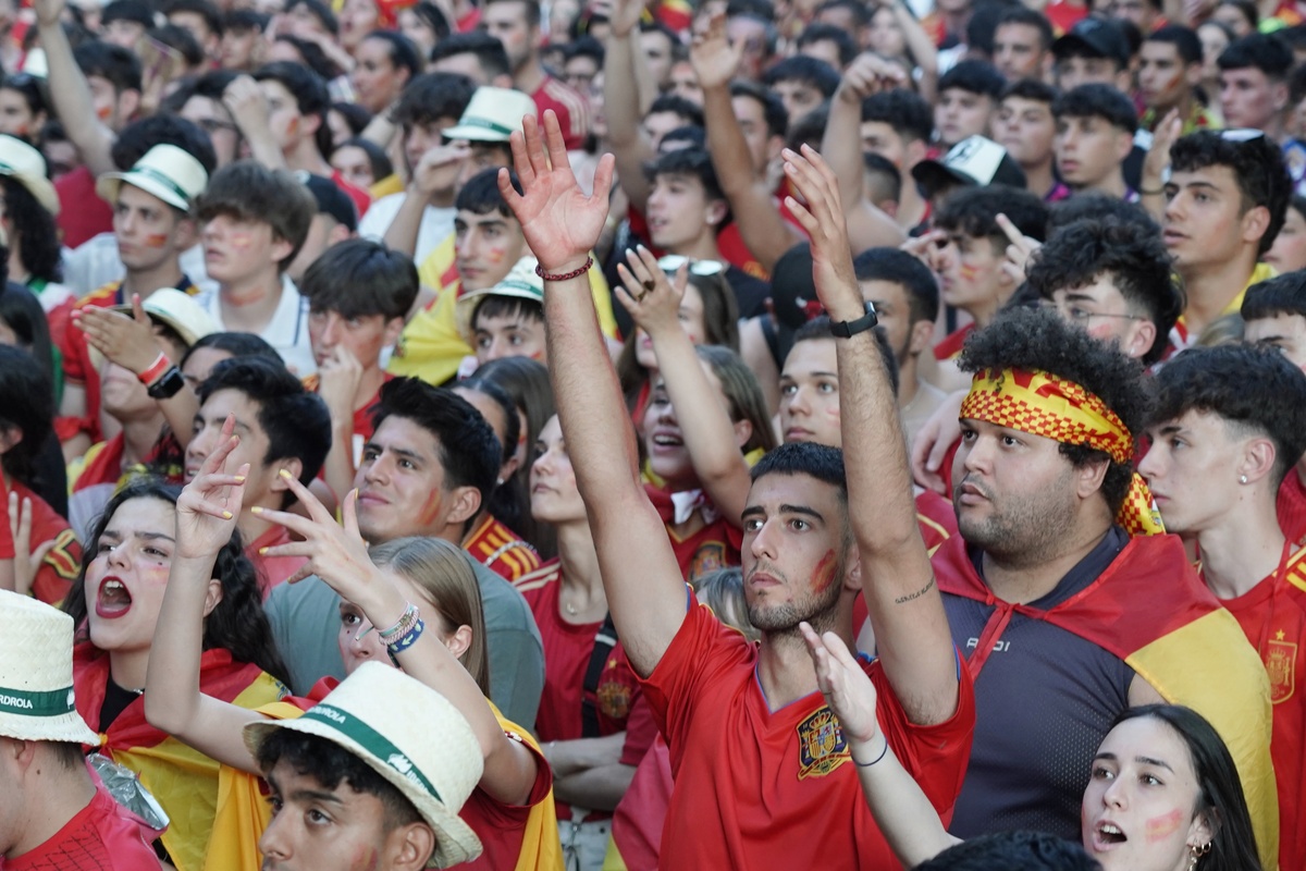 Miles de aficionados siguen la final de la Eurocopa en Valladolid  / ICAL