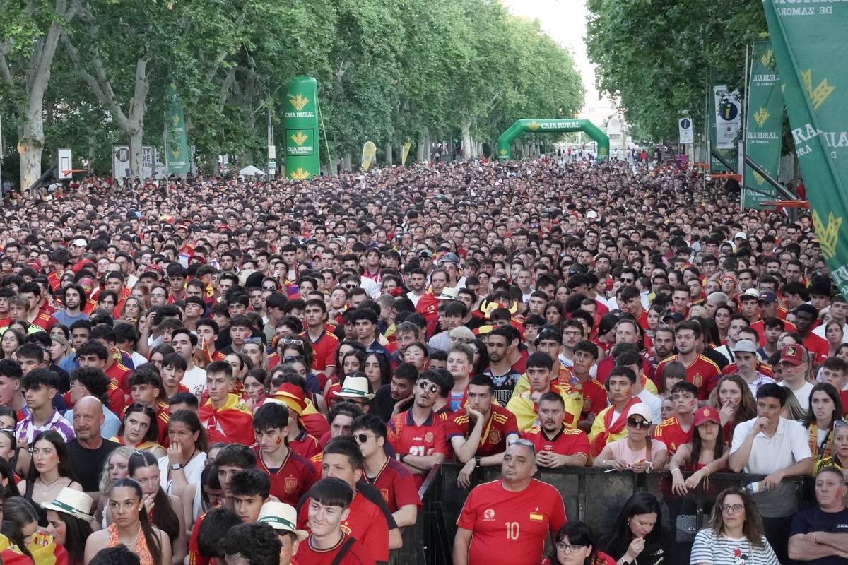 Miles de aficionados siguen la final de la Eurocopa en Valladolid  / ICAL