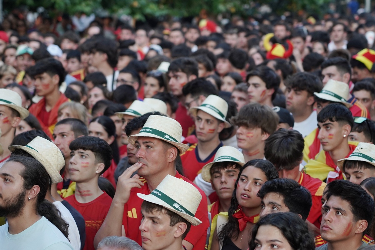 Miles de aficionados siguen la final de la Eurocopa en Valladolid  / ICAL