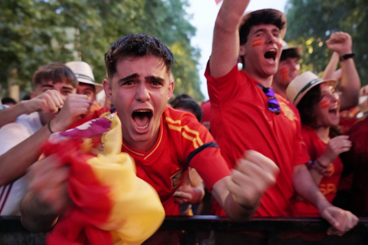 Miles de aficionados siguen la final de la Eurocopa en Valladolid  / ICAL