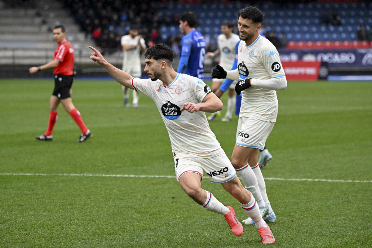 El delantero del Real Valladolid Raúl Moro (c) celebra el gol conseguido ante el Ourense durante el partido de Copa del Rey disputado este domingo en el estadio de O Couto. 