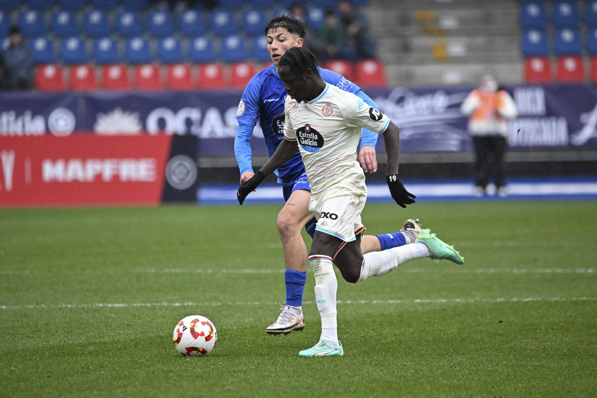 El delantero del Real Valladolid Amath Ndiaye (c), en acción ante un defensa del Ourense durante el partido de Copa del Rey disputado este domingo en el estadio de O Couto.   / EFE/BRAIS LORENZO