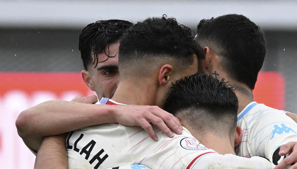 Los jugadores del Real Valladolid celebran el segundo gol del equipo conseguido por Amallah ante el Ourense durante el partido de Copa del Rey disputado este domingo en el estadio de O Couto.   / EFE/BRAIS LORENZO