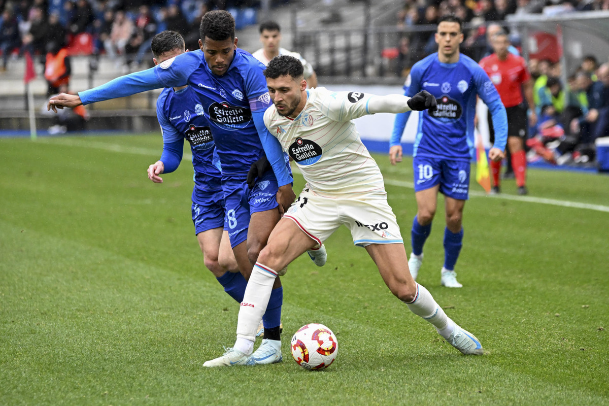 El delantero del Real Valladolid Amallah (c), en acción ante un Jerin Ramos (i), del Ourense, durante el partido de Copa del Rey disputado este domingo en el estadio de O Couto.   / EFE/BRAIS LORENZO