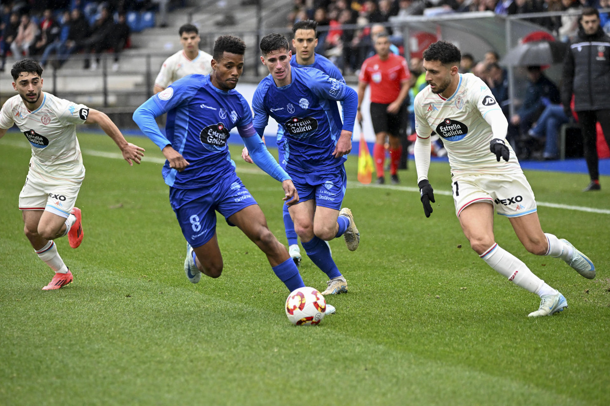 El delantero del Real Valladolid Amallah (d), en acción ante un Jerin Ramos (2i), del Ourense, durante el partido de Copa del Rey disputado este domingo en el estadio de O Couto.   / EFE/BRAIS LORENZO