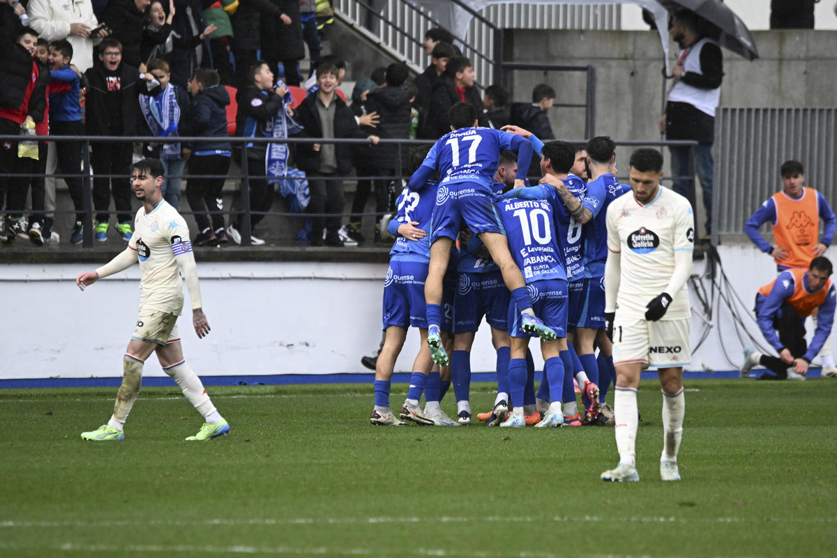 Los jugadores del Ourense celebran el tercer gol de su equipo ante el Real Valladolid durante el partido de Copa del Rey disputado este domingo en el estadio de O Couto.  / EFE/BRAIS LORENZO