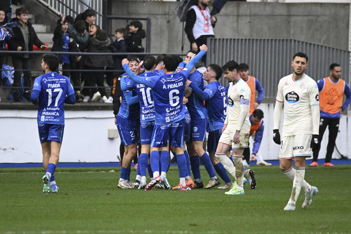 Los jugadores del Ourense celebran el tercer gol de su equipo ante el Real Valladolid durante el partido de Copa del Rey disputado este domingo en el estadio de O Couto.  / EFE/BRAIS LORENZO