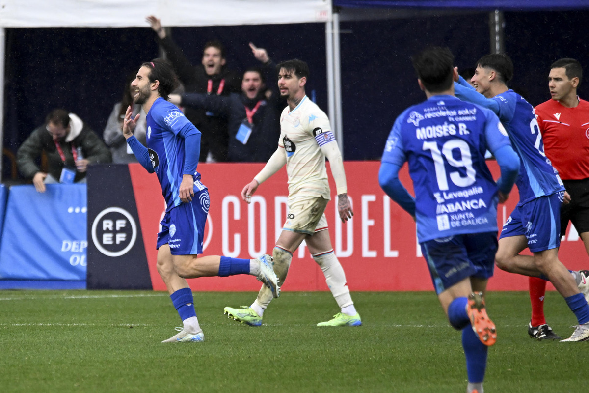 El jugador del Ourense Ángel Sánchez (i) celebra tras marcar el tercer gol de su equipo ante el Real Valladolid durante el partido de Copa del Rey disputado este domingo en el estadio de O Couto.   / EFE/BRAIS LORENZO