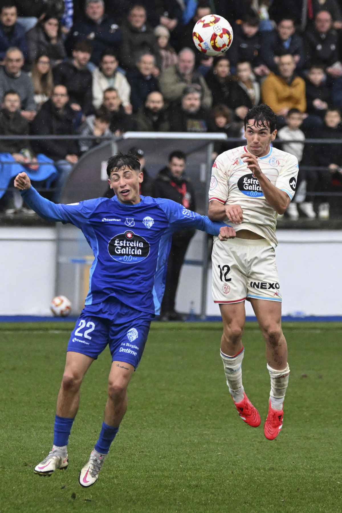 El centrocampista del Real Valladolid Mario Martín (c), y el del Ourense Jairo Noriega (i), en acción durante el partido de Copa del Rey disputado este domingo en el estadio de O Couto.  / EFE/BRAIS LORENZO