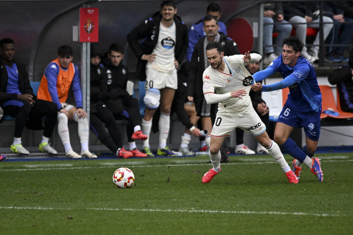 El centrocampista del Real Valladolid Iván Sánchez (c), en acción ante Alejandro Fidalgo (d), del Ourense, durante el partido de Copa del Rey disputado este domingo en el estadio de O Couto.   / EFE/BRAIS LORENZO