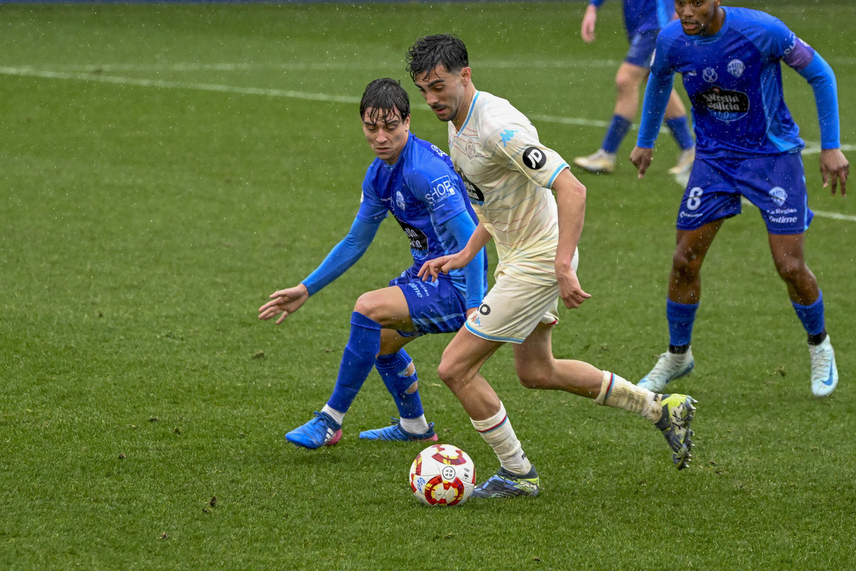  Enrique Pérez del Ourense, durante el partido de Copa del Rey contra el Real Valladolid, disputado este domingo en el estadio de O Couto.   / EFE/BRAIS LORENZO