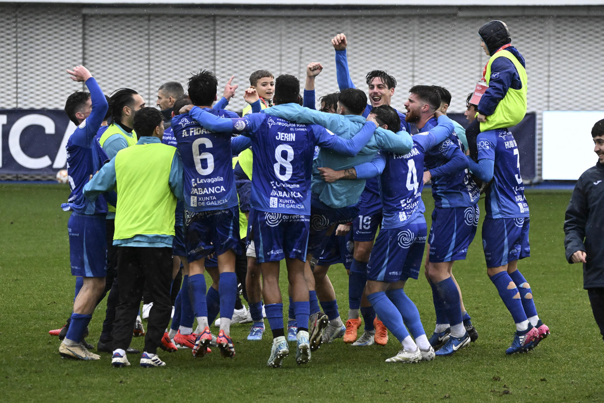 Los jugadores del Ourense celebran su victoria ante el Real Valladolid al final del partido de Copa del Rey disputado en el estadio de O Couto.   / EFE/BRAIS LORENZO