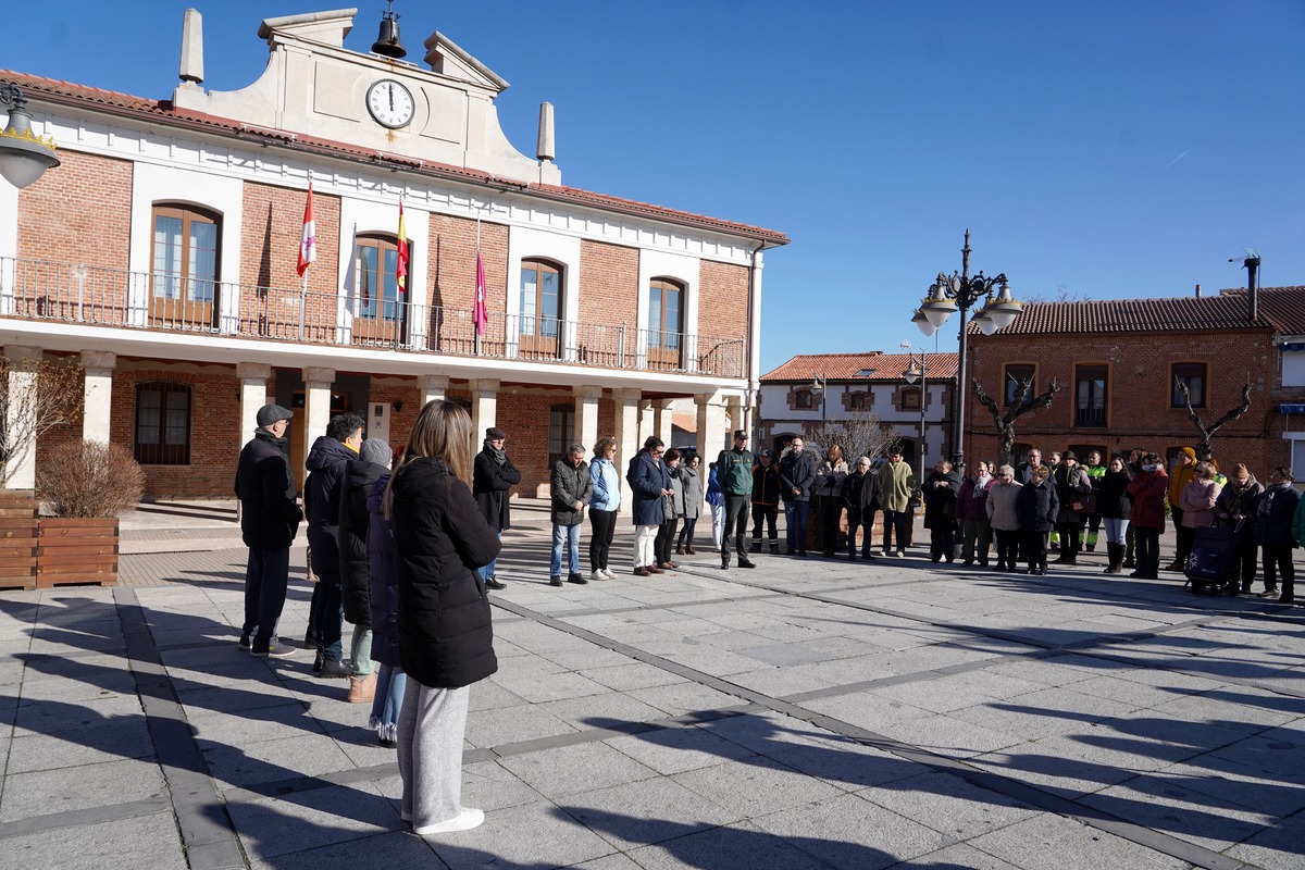 Minuto de silencio por la muerte de un hombre apuñalado en Viana de Cega  / MIRIAM CHACÓN / ICAL