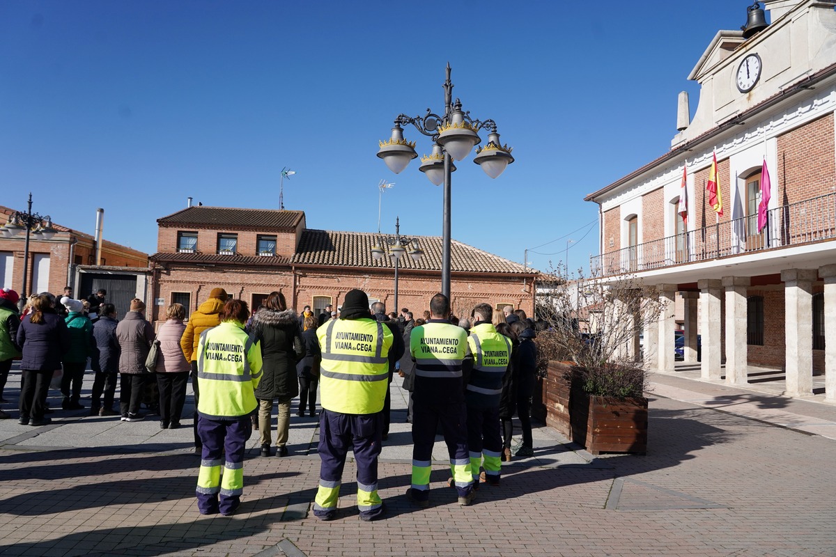 Minuto de silencio por la muerte de un hombre apuñalado en Viana de Cega  / MIRIAM CHACÓN / ICAL