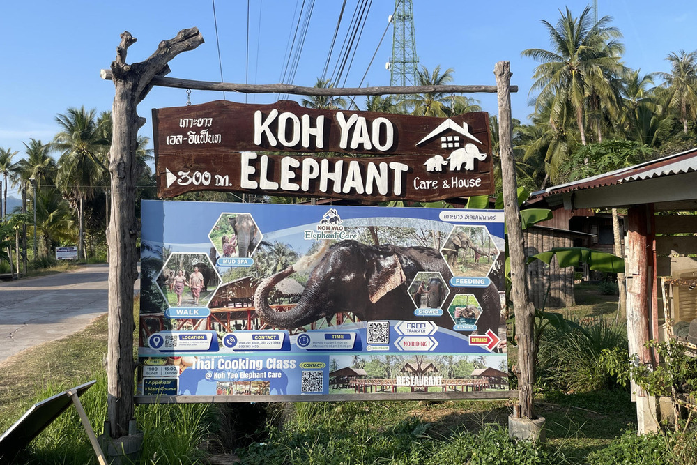 Cartel del centro 'Koh Yao Elephant Care' en Tailandia.