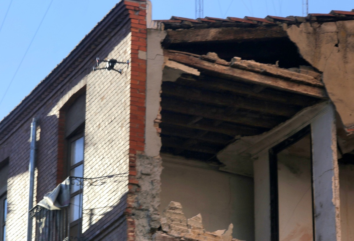 Derrumbe de parte del edificio en ruinas de la plaza San Nicolas  / JONATHAN TAJES