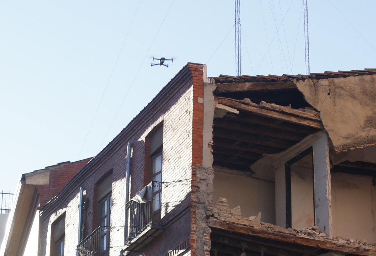 Derrumbe de parte del edificio en ruinas de la plaza San Nicolas  / JONATHAN TAJES