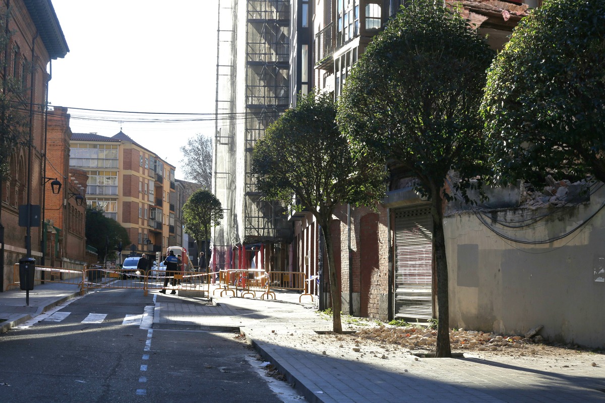 Derrumbe de parte del edificio en ruinas de la plaza San Nicolas  / JONATHAN TAJES