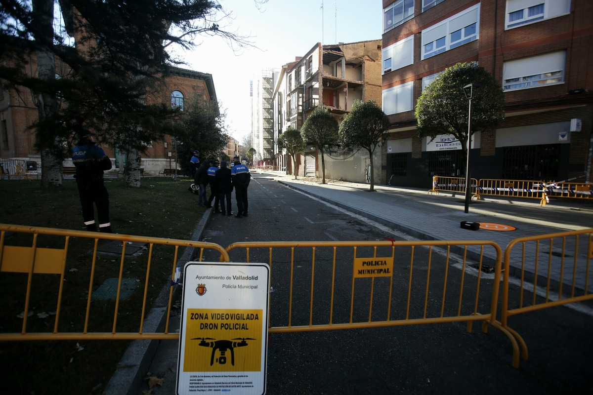 Derrumbe de parte del edificio en ruinas de la plaza San Nicolas  / JONATHAN TAJES