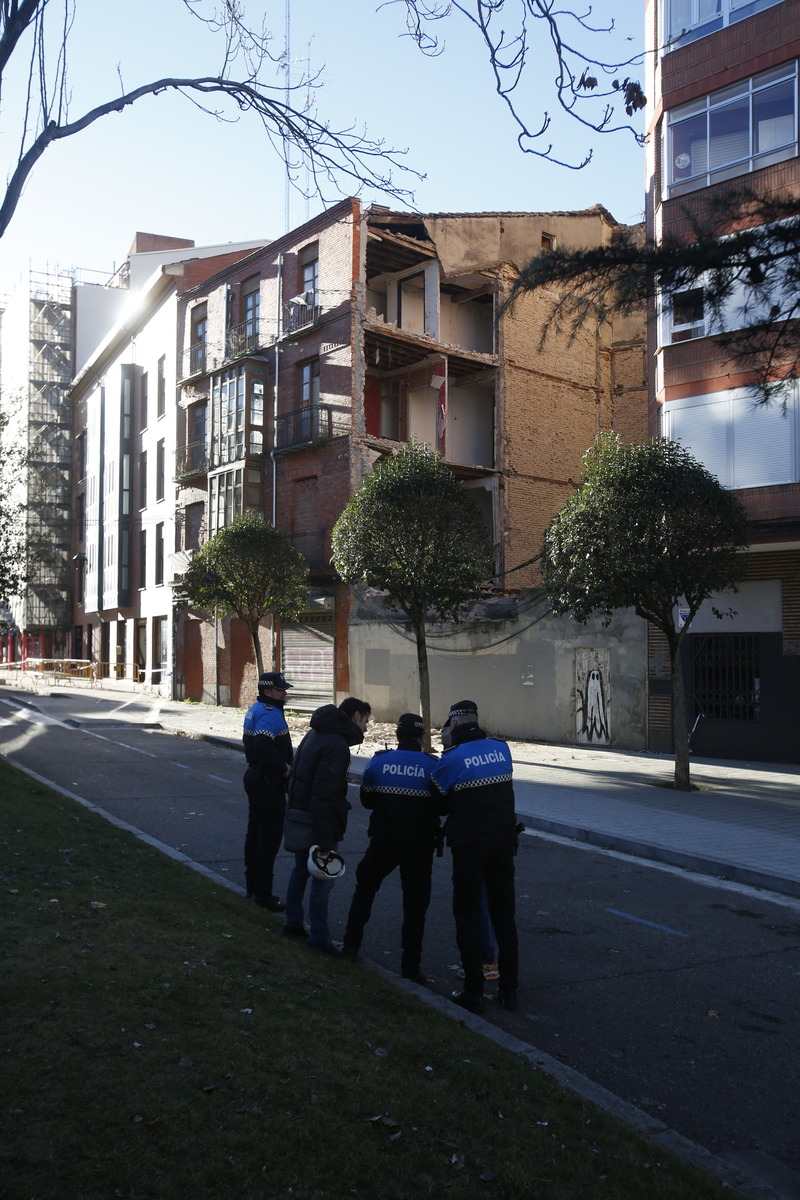 Derrumbe de parte del edificio en ruinas de la plaza San Nicolas  / JONATHAN TAJES