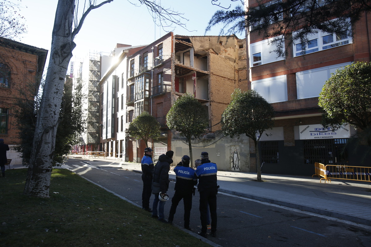 Derrumbe de parte del edificio en ruinas de la plaza San Nicolas  / JONATHAN TAJES