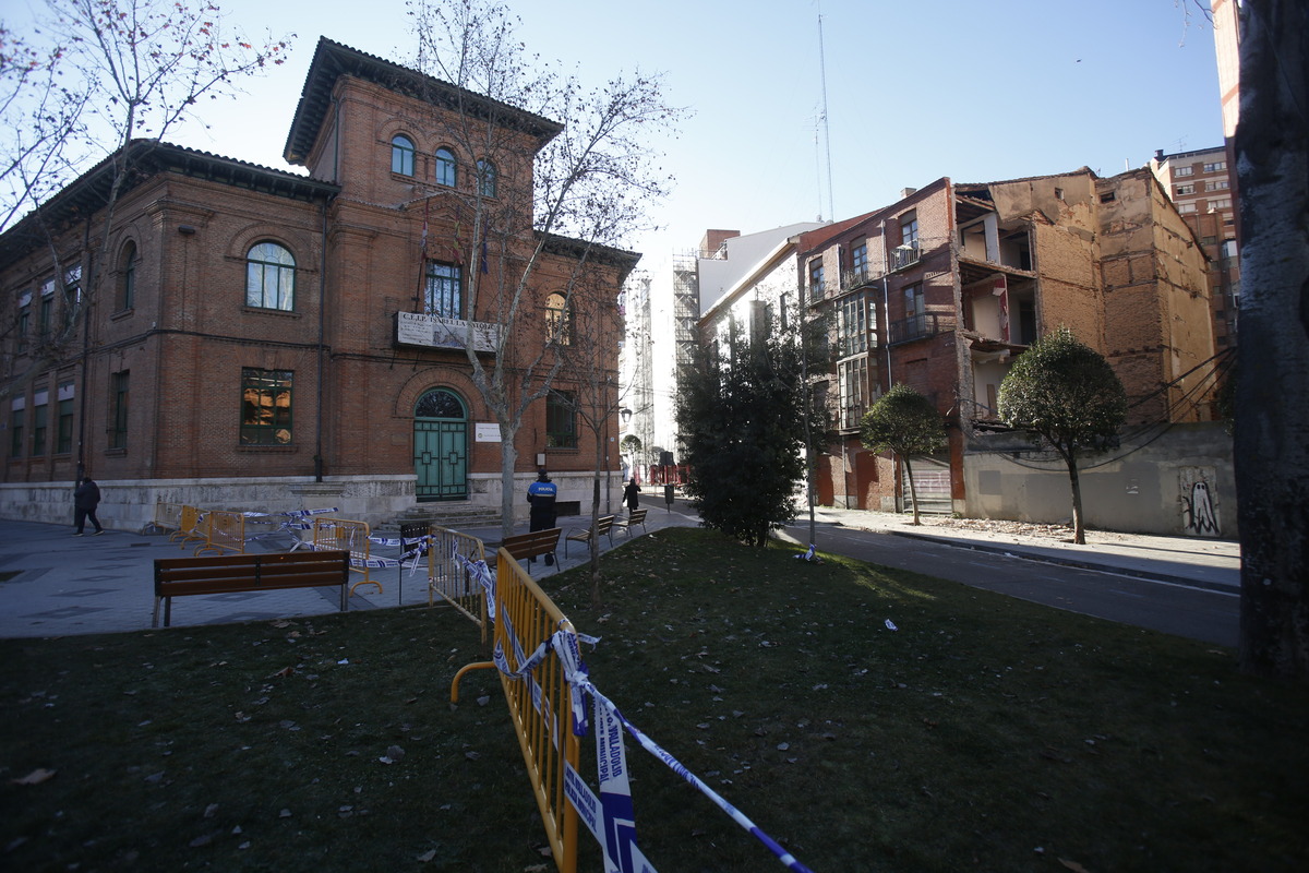 Derrumbe de parte del edificio en ruinas de la plaza San Nicolas  / JONATHAN TAJES