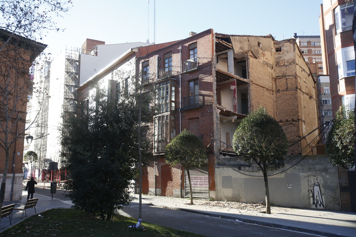 Derrumbe de parte del edificio en ruinas de la plaza San Nicolas  / JONATHAN TAJES