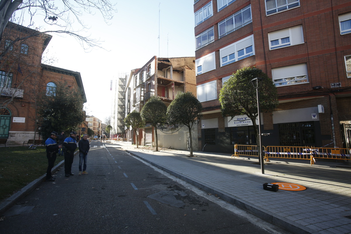 Derrumbe de parte del edificio en ruinas de la plaza San Nicolas  / JONATHAN TAJES