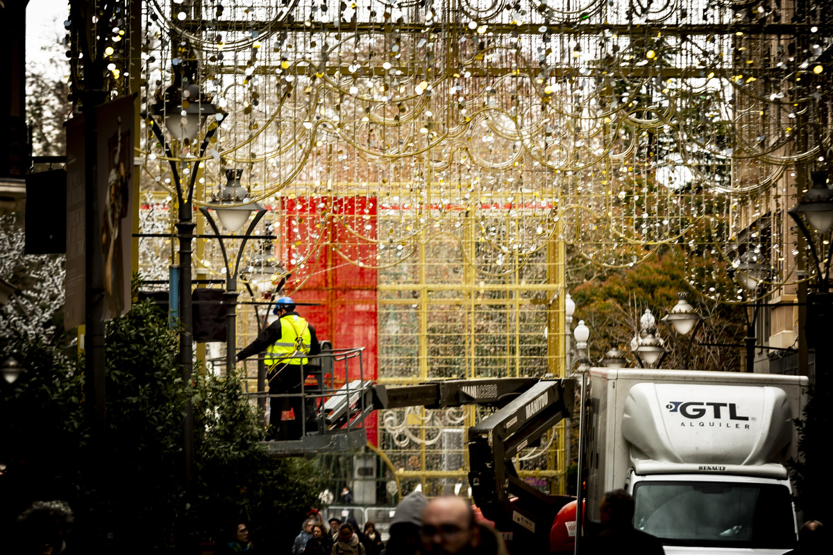 Desmontaje de las luces de Navidad en el centro de Valladolid  / JONATHAN TAJES