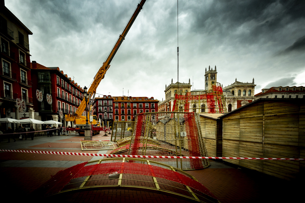 Desmontaje de las luces de Navidad en el centro de Valladolid  / JONATHAN TAJES