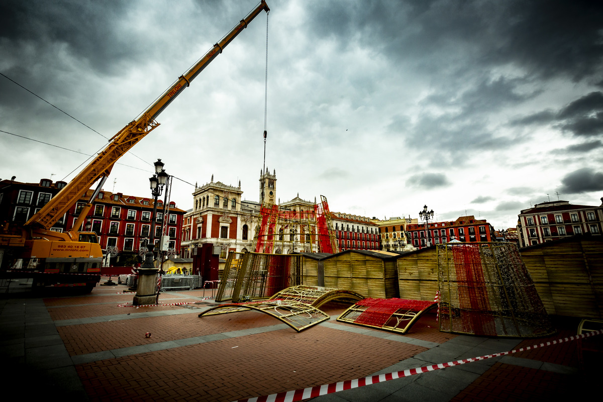 Desmontaje de las luces de Navidad en el centro de Valladolid  / JONATHAN TAJES