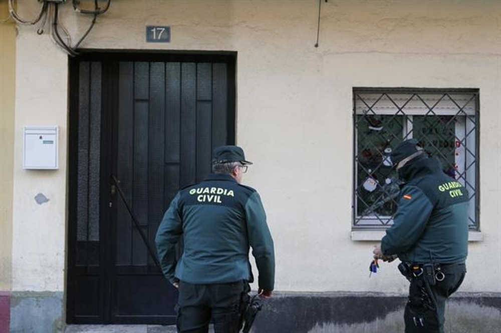 Un hombre mata a puñaladas a la pareja de su ex en Viana