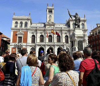 Valladolid recibe menos turistas, pero se quedan más tiempo