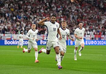 Inglaterra vence pero no convence en su estreno