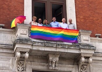 El PSOE dice que Carnero se pliega a Vox con la bandera LGTBI