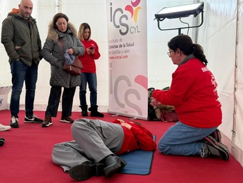 Una carpa para aprender cómo hacer reanimación cardiopulmonar