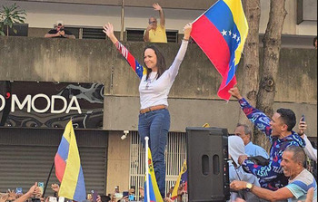 María Corina Machado reaparece en una protesta en Caracas