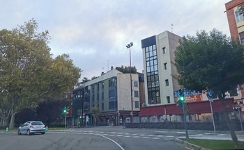 Un hombre agarra del pelo y arrastra a su pareja en La Rubia