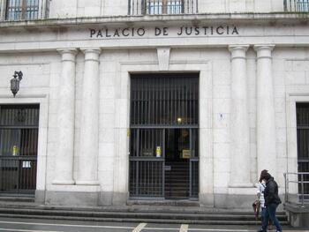 Juicio contra la mujer que apuñaló a su marido al dormir