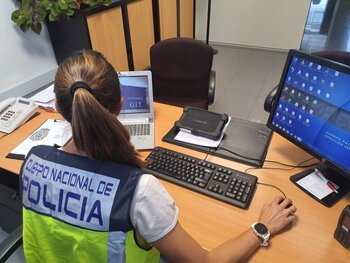 Detenidas dos personas por extorsiones por internet