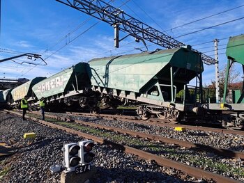 Herido leve un operario al descarrilar un tren de mercancías